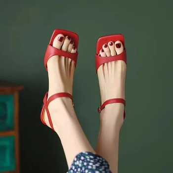 2023 Летни нови френски сандали; дамски обувки; кожени сандали на тънък ток с отворени пръсти и квадратни пръсти; дамски обувки на висок ток