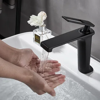 Креативен дизайн на Черен смесител за мивка с една дръжка Смесител за топла и студена вода от водопада, Метални аксесоари за баня