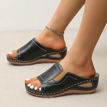 Улични ежедневни дамски сандали на танкетке, 2023 летни нескользящие плажни чехли с отворени пръсти, дамски модни джапанки от изкуствена кожа в дебела подметка
